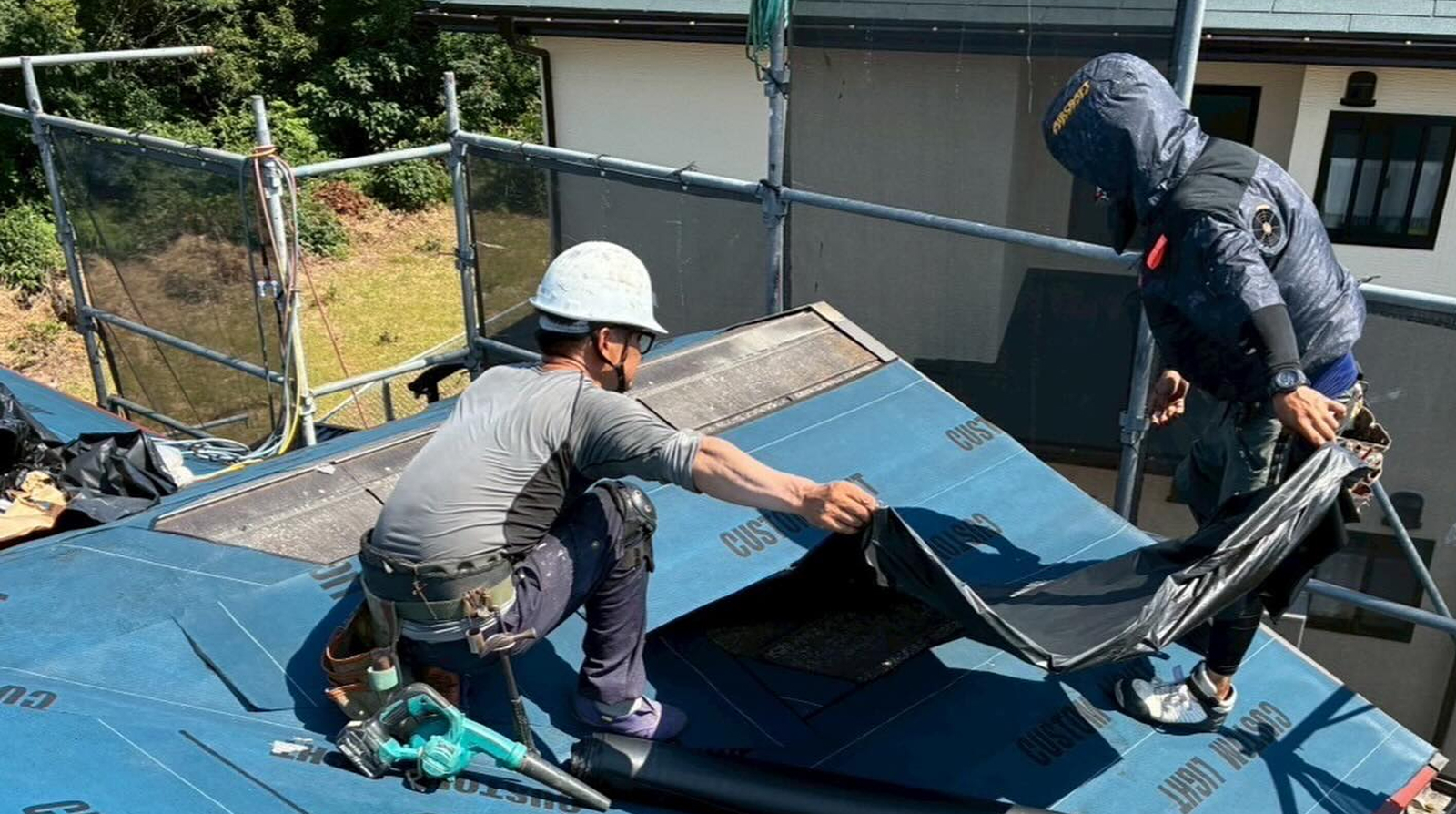 職人が下地を確認・施工している様子